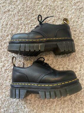 Dr. Martens Audrick black leather shoes W 7